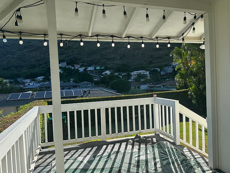 Spacious Outdoor Lanai , steps to back yard