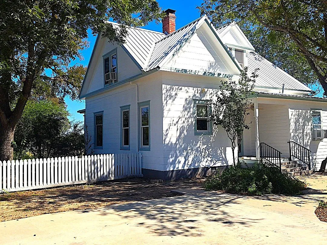 4 bed, 2.5 bath, 1947 sqft, $2,000 — Photo 1