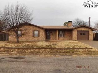 202 E Spring St, Henrietta, TX 76365