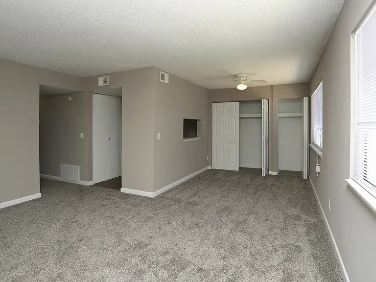 Broadmoor Apartments — Photo 6