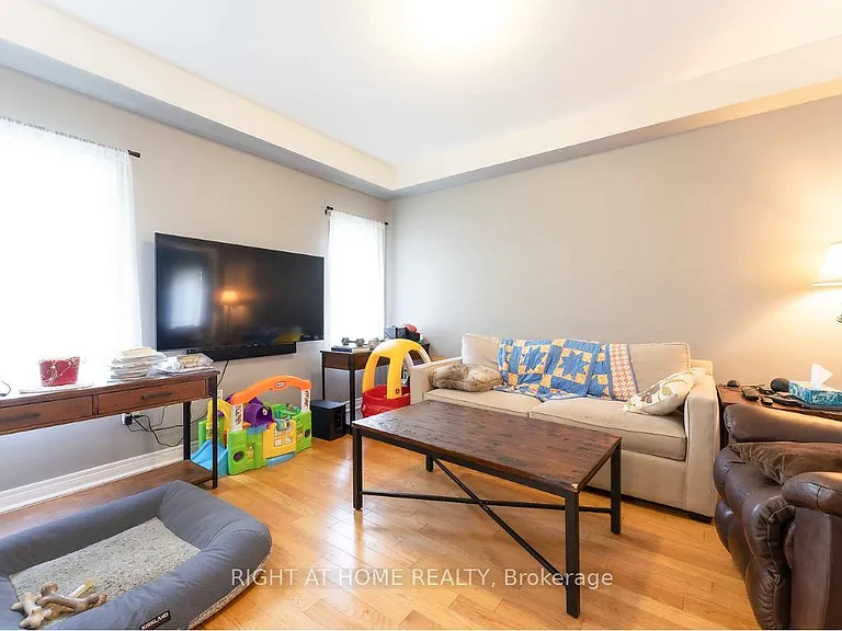 42 Forsyth Cres — Photo 4