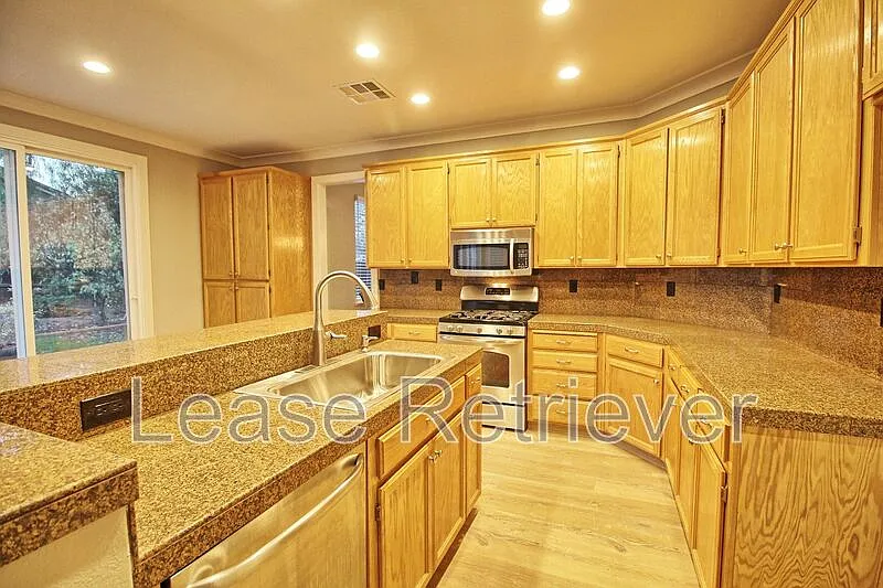 4 bed, 2.5 bath, 2467 sqft, $2,950 — Photo 4