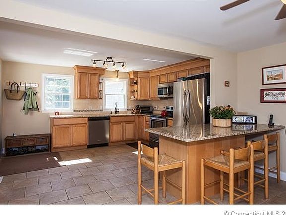 Enjoy breakfasts or snacks at the breakfast bar.