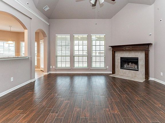 3rd image of 902 Christopher Dr