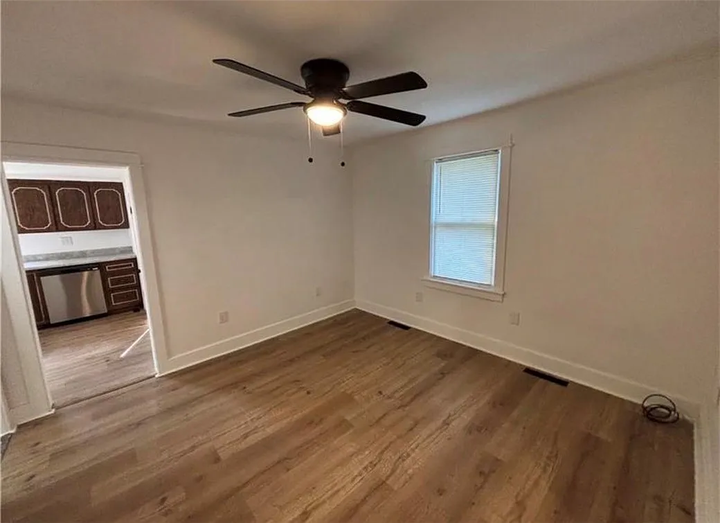 3 bed, 1.0 bath, 900 sqft, $1,400 — Photo 4
