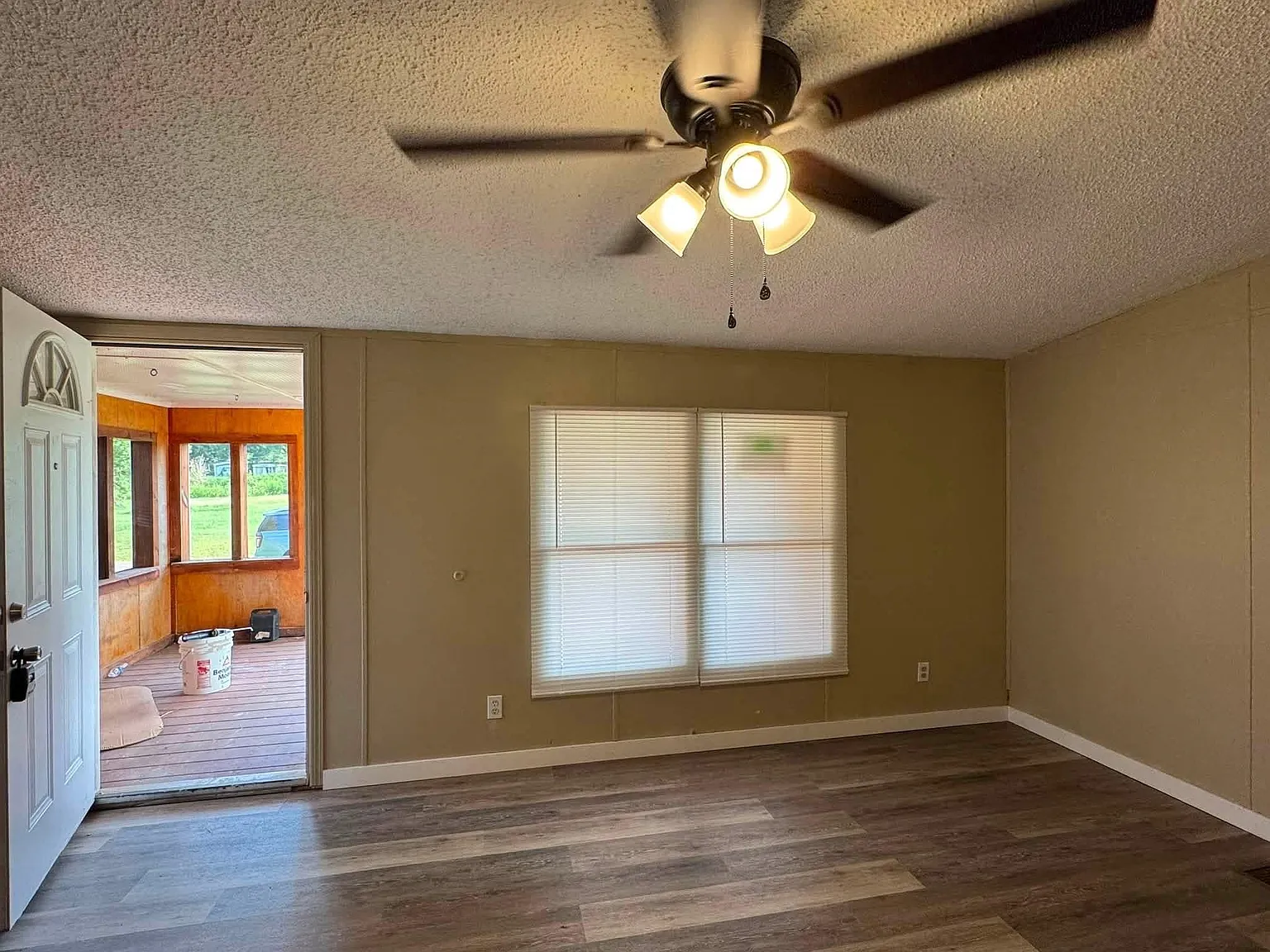 3 bed, 2.0 bath, 1120 sqft, $1,200 — Photo 2