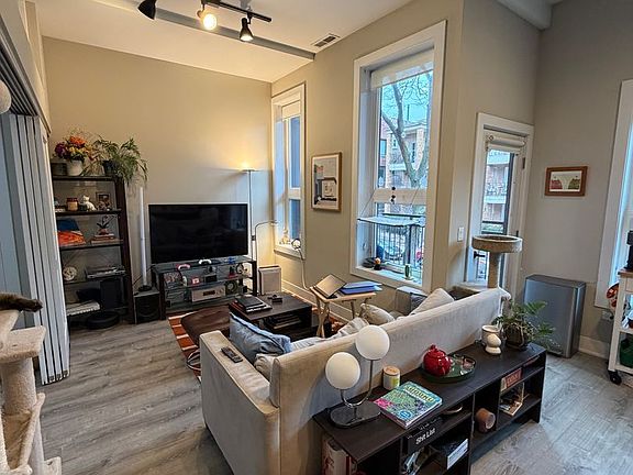 3rd image of 933 W Belle Plaine Ave #17297100