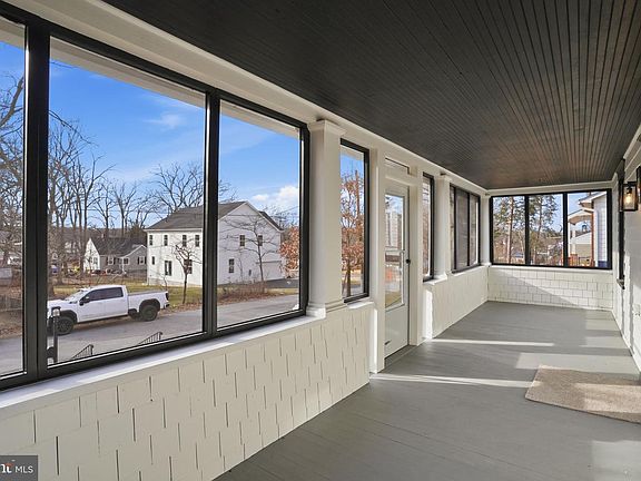 4th image of 105 Maple Ave