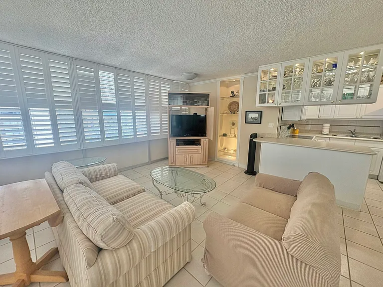 2415 Ala Wai Blvd — Photo 6