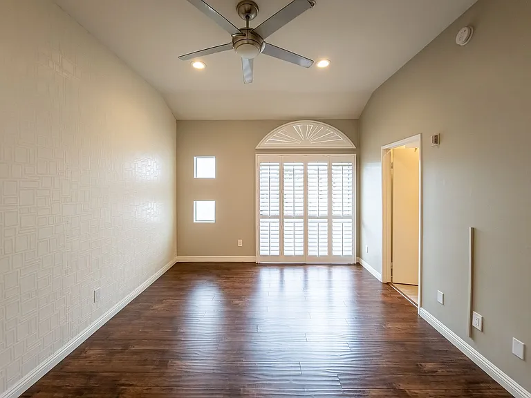 11038 Camarillo St #18 — Photo 21