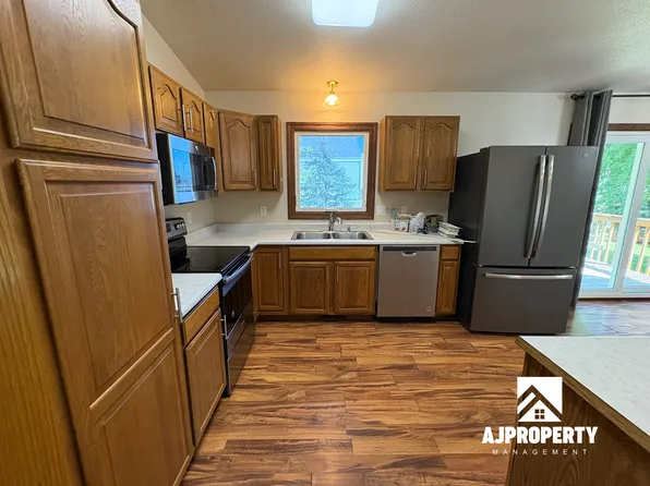 2208 S Larch Ave, Sioux Falls, SD 57106