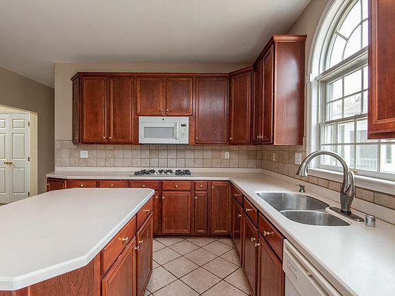 5th image of 14 Riva Ridge Ln