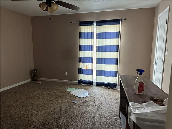 3rd image of 201 NW Hackberry St