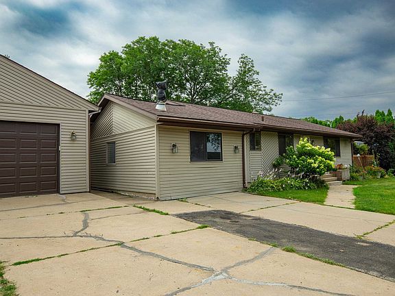 4th image of 905 Flora Ln