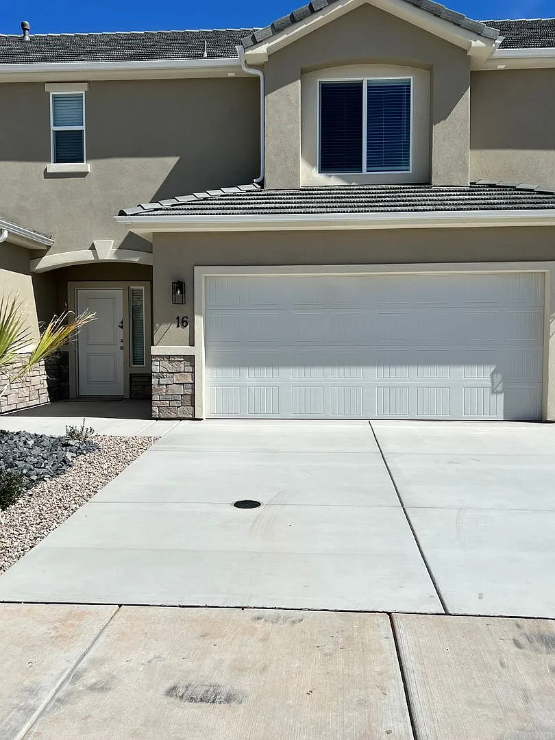 Beautiful like new townhome, 3 bedroom, 2.5 bath, 2 car garage! — Photo 2