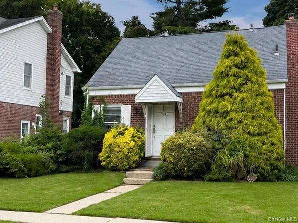 534 Sperry Boulevard, New Hyde Park, NY 11040