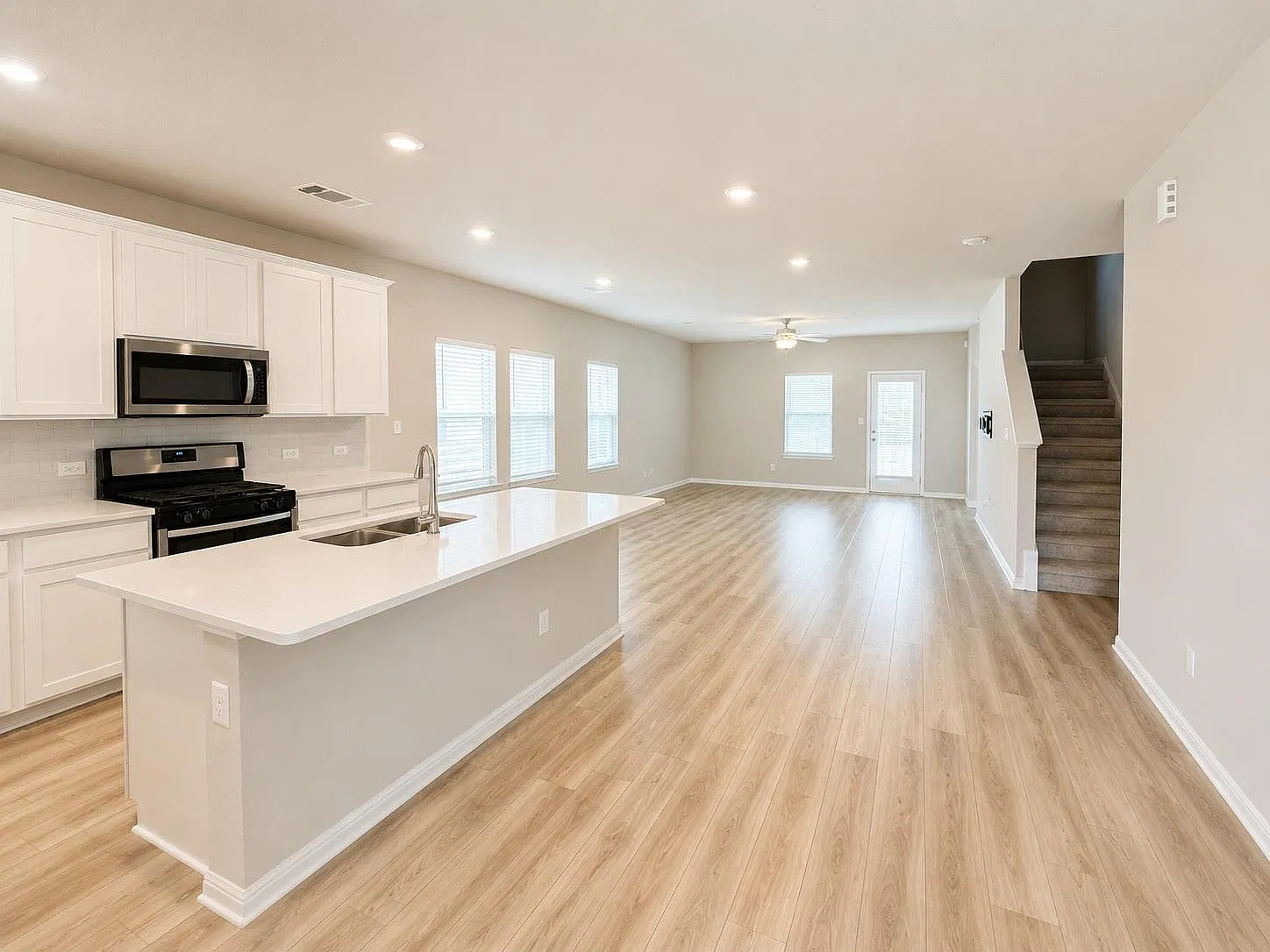 4 bed, 2.5 bath, 2645 sqft, $2,500 — Photo 3