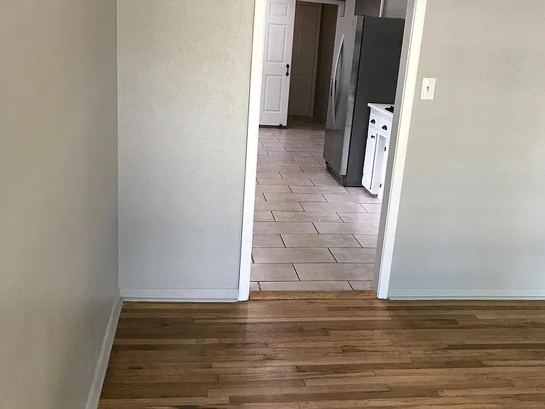 Front sunroom or dining room to kitchen