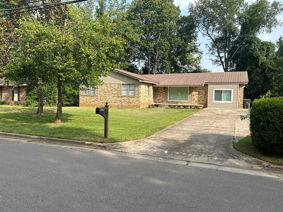 307 Curtis Dr SE