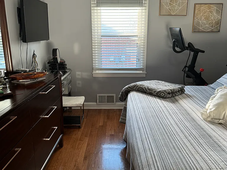 MASTER: FOR REFERENCE DRESSER, VANITY, PELOTON, KING BED