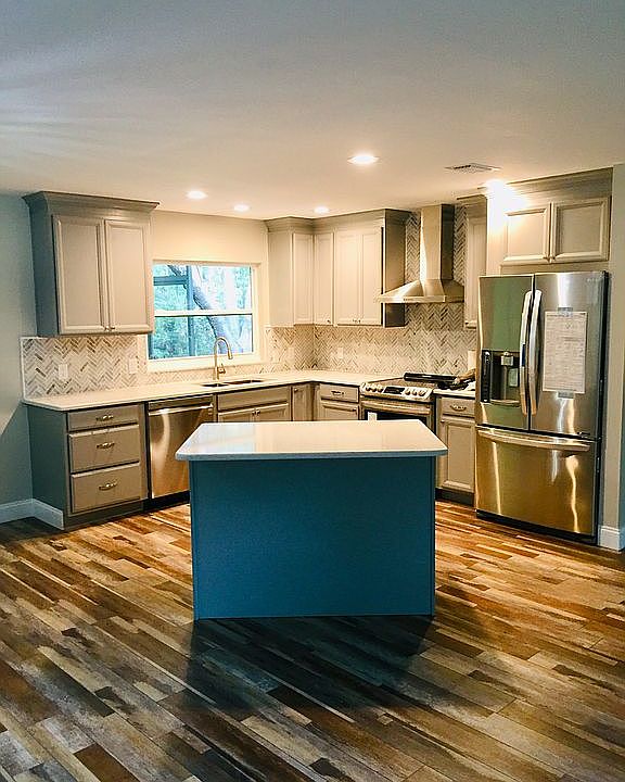 THE ISLAND MATCHES CABINETS 