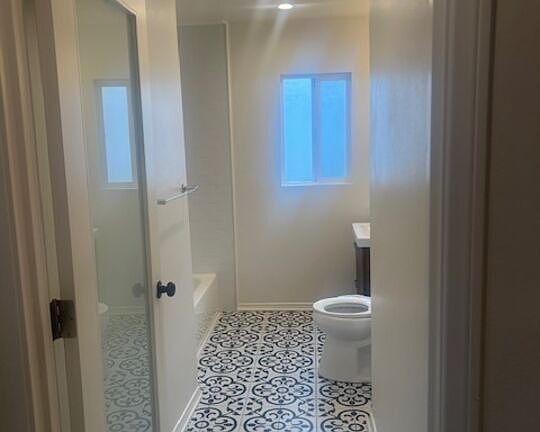 4th image of 845 W 94th St
