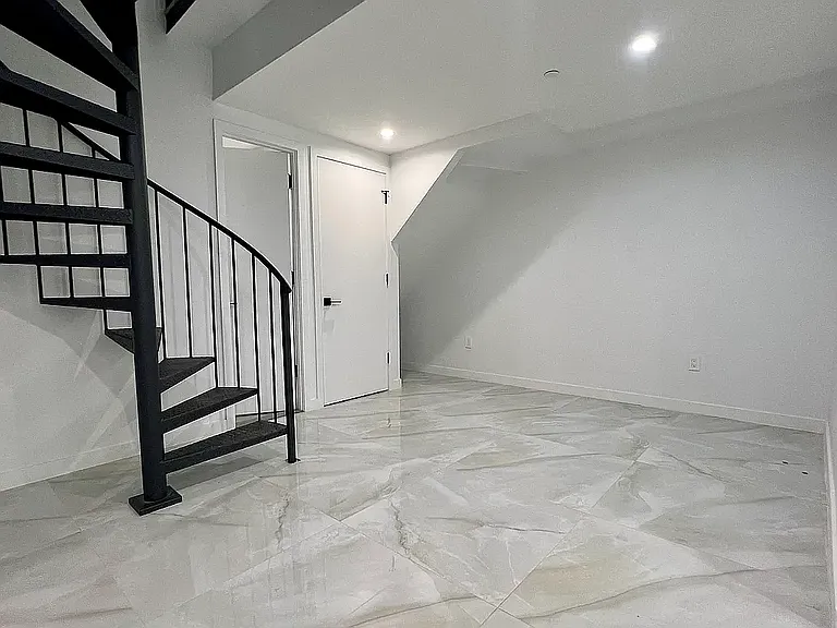 27-10 Crescent St #1A — Photo 12