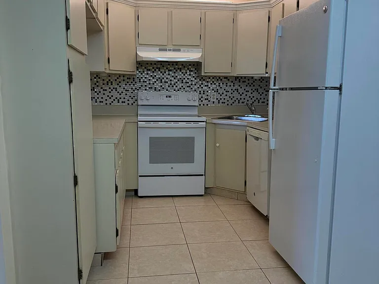 718 Sunny Pine Way #B1 — Photo 4