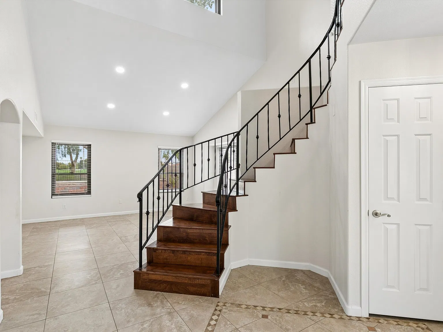 3 bed, 2058 sqft, $2,399 — Photo 2