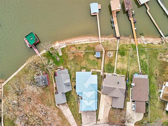 3rd image of 327 Bay Ct