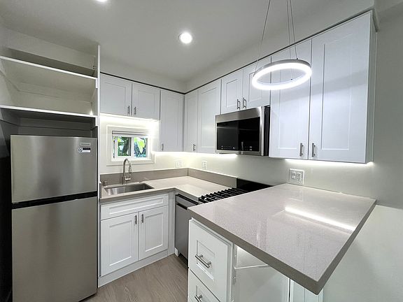 3rd image of 1734 Barry Ave #2A