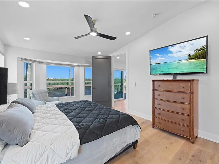 1836 Harbor Ln — Photo 17