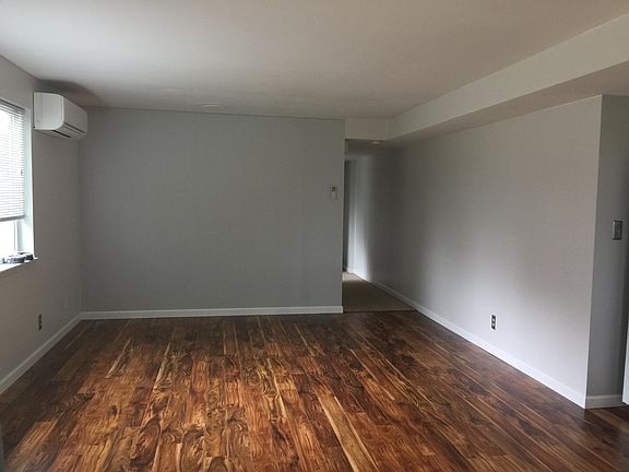 4th image of 709 NE Harrison St #Lwr