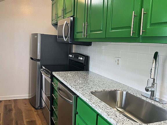 3rd image of 609 Cortlandt St #C
