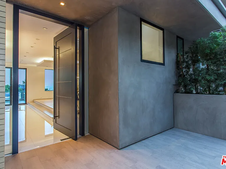 1413 Queens Rd — Photo 37
