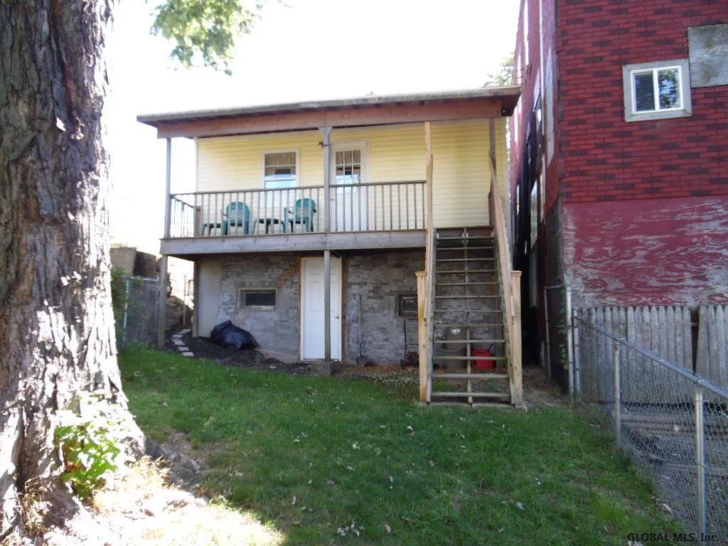 3 bed, 966 sqft, $1,695 — Photo 3