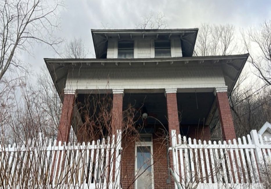 1st image of 610 Armstrong St