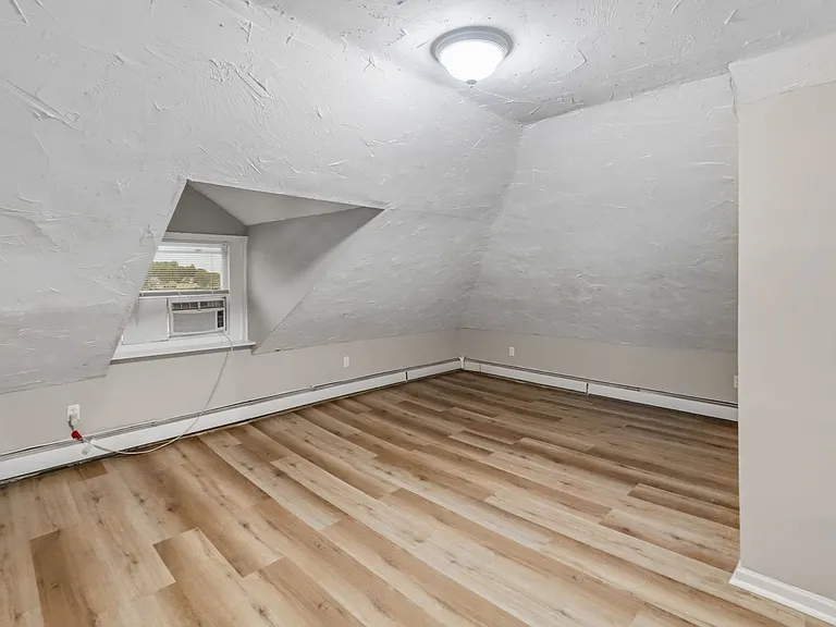 13 Oak St — Photo 16