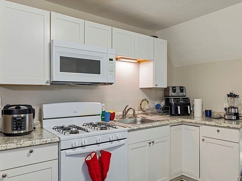 1st image of 385 Oliver St #3
