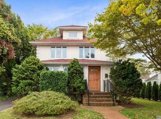 14 Locust St, Manhasset, NY 11030