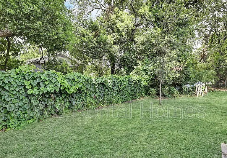 1923 Broadway Ave — Photo 13