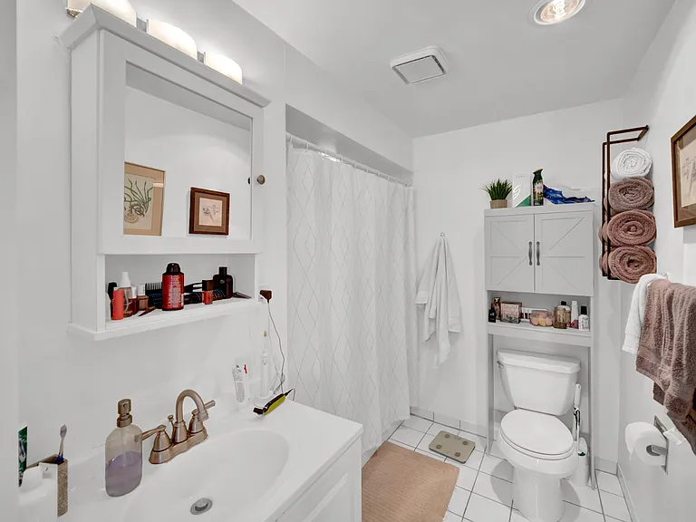 2642 N Marshfield Ave — Photo 41