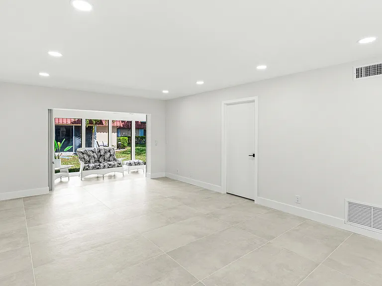 733 Nantucket Cir — Photo 10