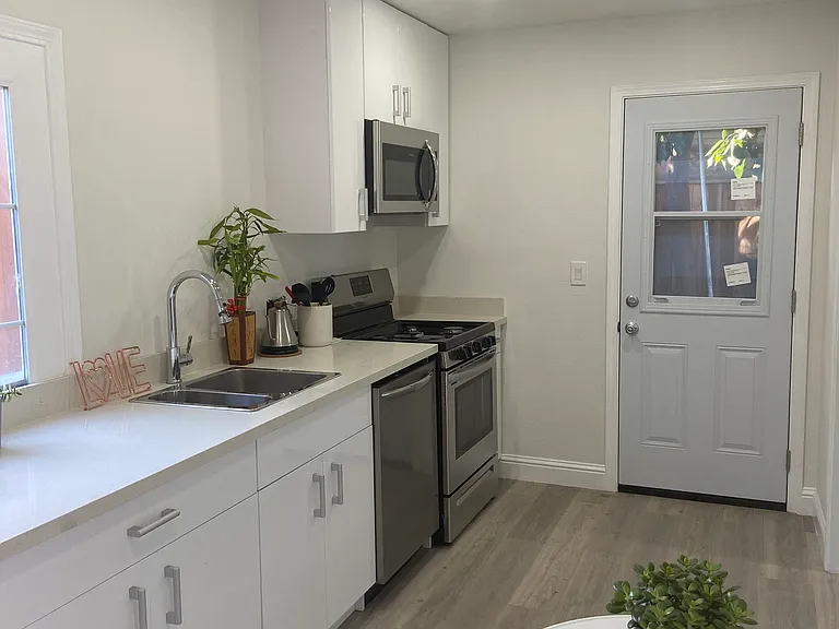476 Arleta Ave #B — Photo 8