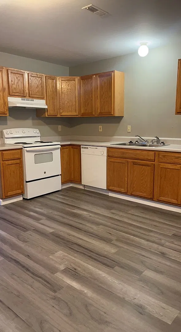 Briden Townhomes Spacious Living in a Serene Cul-de-Sac — Photo 2