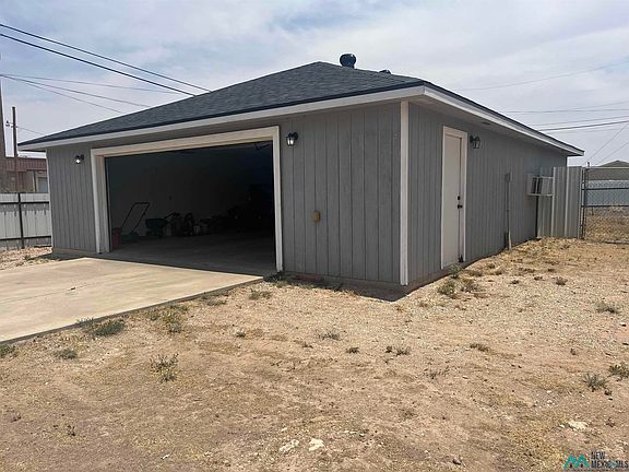 3rd image of 2104 Iris St