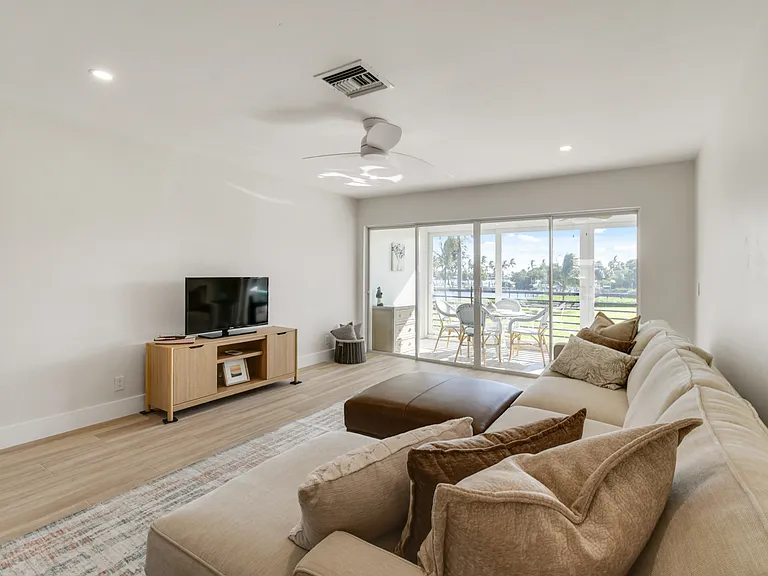 755 Saturn St #D202 — Photo 7
