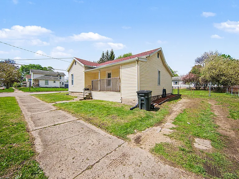 300 E Argyle St — Photo 2