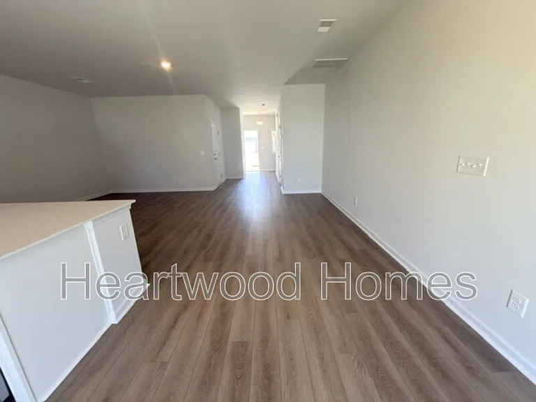 121 Bartlett Dr — Photo 8