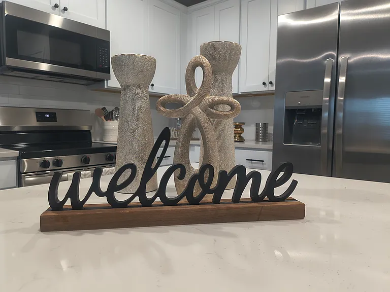8 Unique Ct — Photo 1